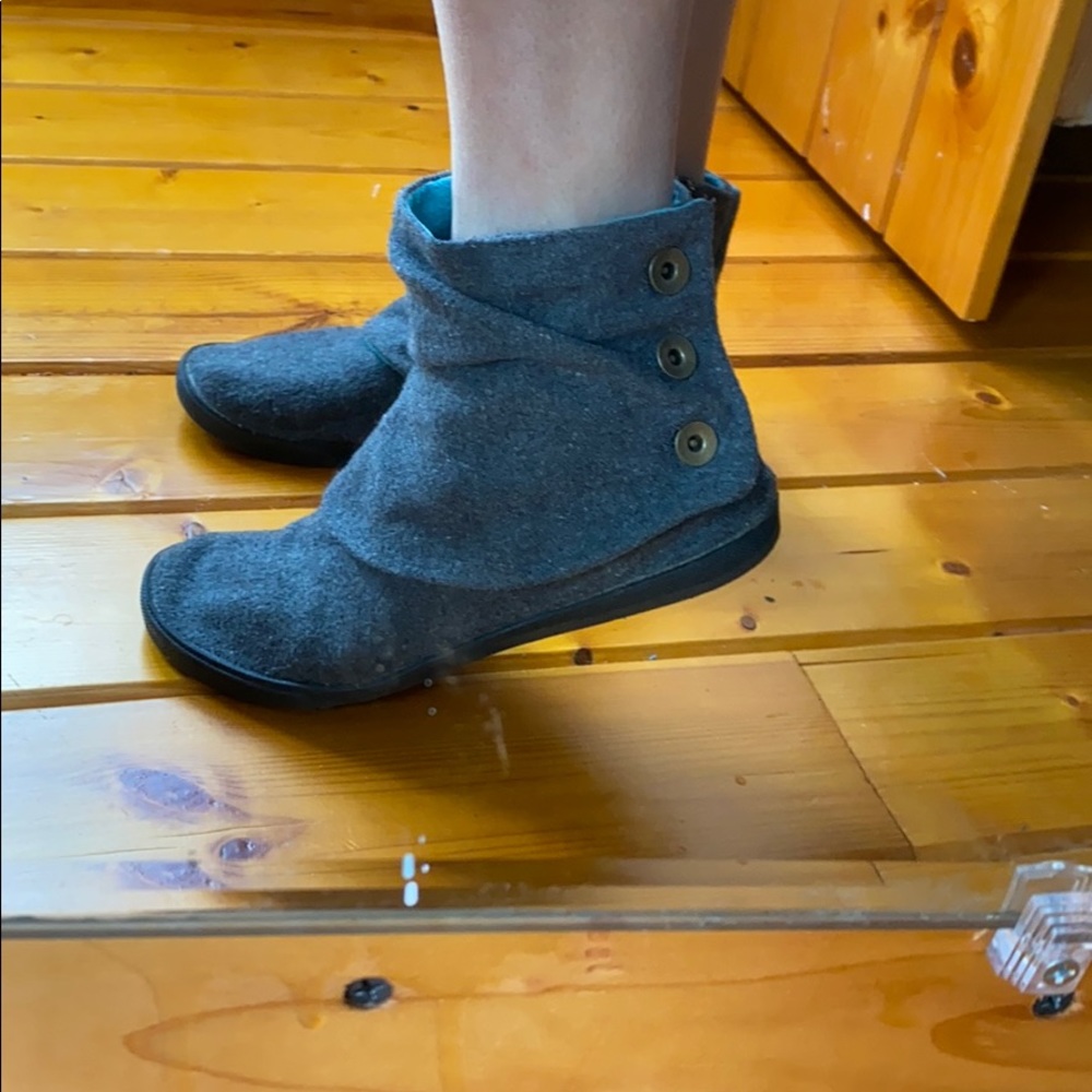LAST CHANCE Xhilaration gray and teal flannel button boot